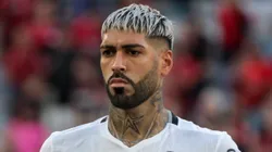 Alexander Barboza, jogador do Botafogo, durante o hino nacional antes da partida contra o Athletico-PR, pelo Campeonato Brasileiro de 2024. Foto: Robson Mafra/AGIF.