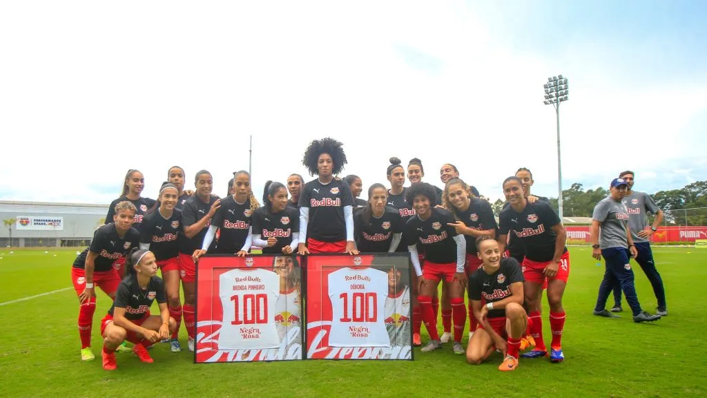 Débora com as jogadoras do RB Bragantino