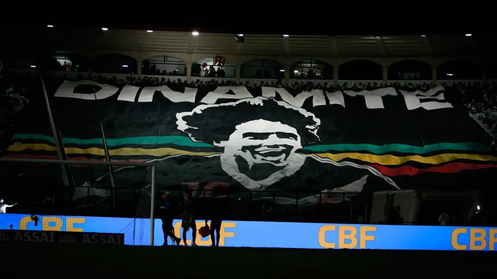 Bandeirão com o rosto de Roberto Dinamite foi erguido no último jogo em casa. Foto: Matheus Lima/Vasco.