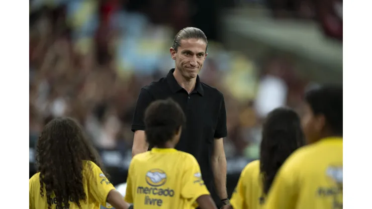 RJ - RIO DE JANEIRO - 09/04/2025 - COPA LIBERTADORES 2025, FLAMENGO X CORDOBA - Filipe Luis tecnico do Flamengo durante partida contra o Cordoba no estadio Maracana pelo campeonato Copa Libertadores 2025. Foto: Jorge Rodrigues/AGIF