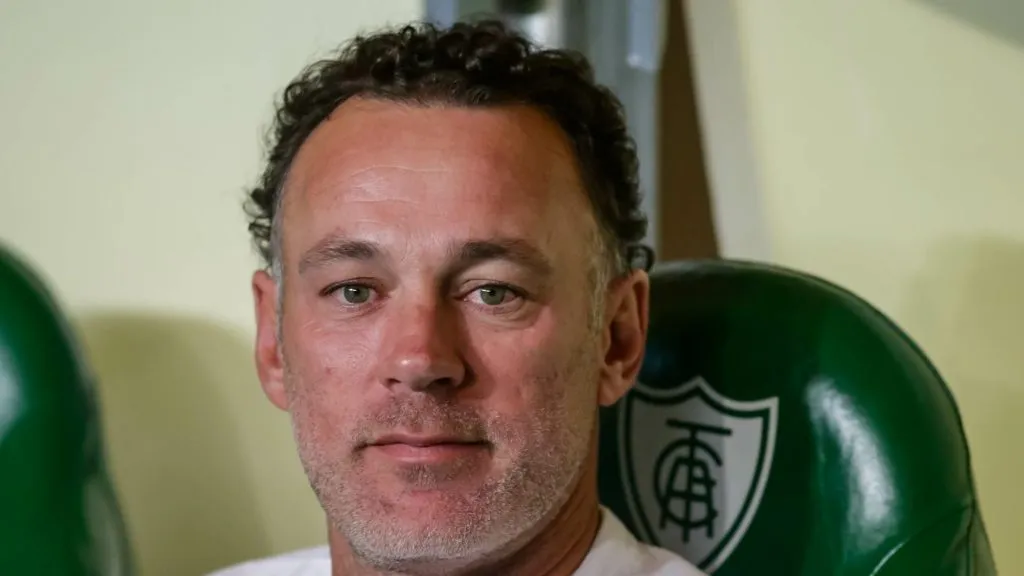 Foto: Fernando Moreno/AGIF – Gabriel Milito está livre no mercado após passagem pelo Atlético-MG em 2024.