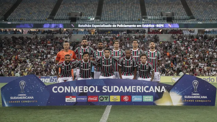 Jogadores do Fluminense perfilados antes do duelo contra o GV São José-BOL, pela Copa Sul-Americana. Foto: Lucas Merçon/Fluminense.