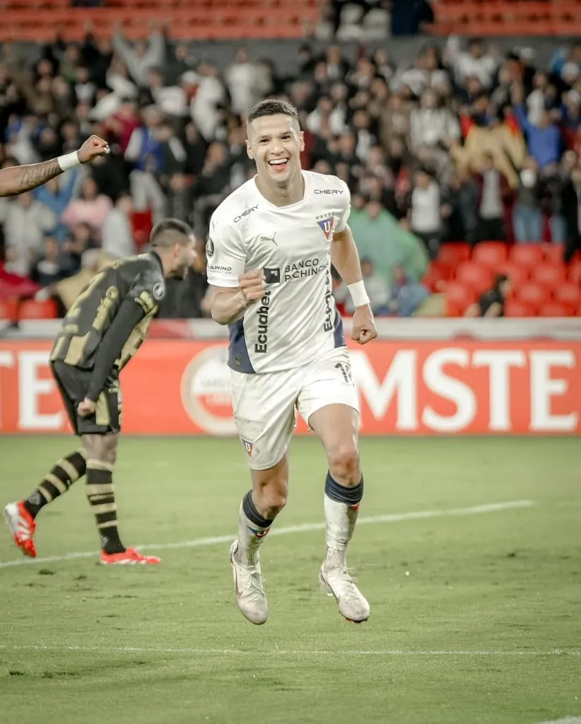 O atacante Alex Arce é a principal arma ofensiva da LDU frente ao Flamengo. Foto: LDU/Instagram.