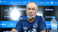 Mano Menezes fez sua estreia nesta quinta-feira