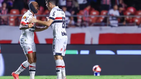 SP - SAO PAULO - 26/01/2025 - PAULISTA 2025, SAO PAULO X CORINTHIANS - Lucas jogador do Sao Paulo comemora seu gol com Oscar jogador da sua equipe durante partida contra o Corinthians no estadio Morumbi pelo campeonato Paulista 2025. Foto: Marcello Zambrana/AGIF