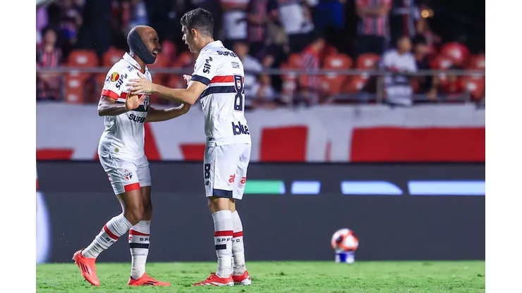 SP - SAO PAULO - 26/01/2025 - PAULISTA 2025, SAO PAULO X CORINTHIANS - Lucas jogador do Sao Paulo comemora seu gol com Oscar jogador da sua equipe durante partida contra o Corinthians no estadio Morumbi pelo campeonato Paulista 2025. Foto: Marcello Zambrana/AGIF