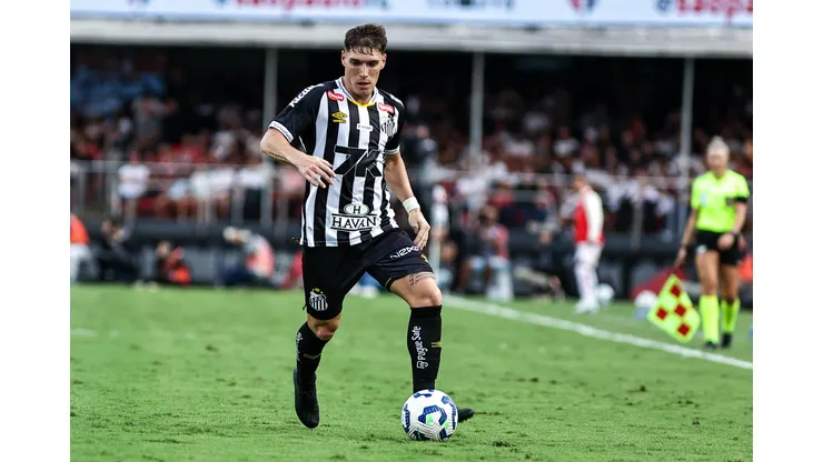 SP - SAO PAULO - 20/04/2025 - BRASILEIRO A 2025, SAO PAULO X SANTOS - Rollheiser jogador do Santos durante partida contra o Sao Paulo no estadio Morumbi pelo campeonato Brasileiro A 2025. Foto: Fabio Giannelli/AGIF