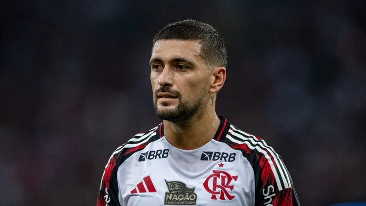 Arrascaeta, jogador do Flamengo, durante partida contra o Vasco, pelo Brasileirão Betano. Foto: Thiago Ribeiro/AGIF.