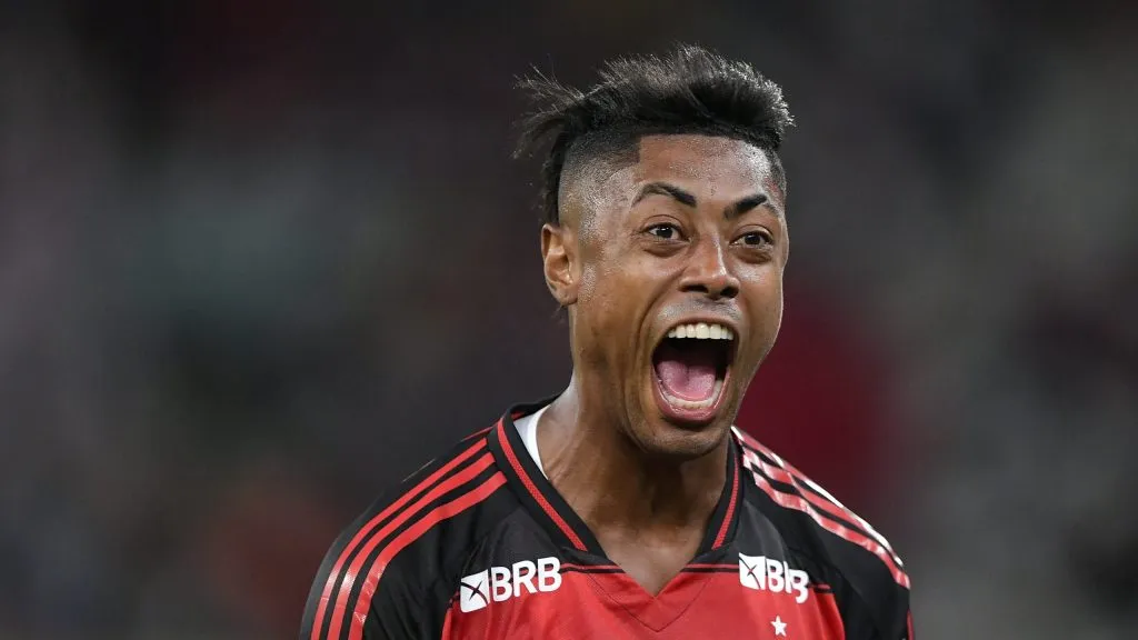 Bruno Henrique comemora gol com a camisa do Rubro-Negro. Foto: Thiago Ribeiro/AGIF.