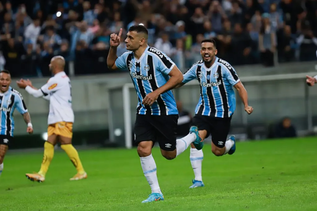 Diego Souza atuando como jogador do Grêmio – Foto: Maxi Franzoi/AGIF