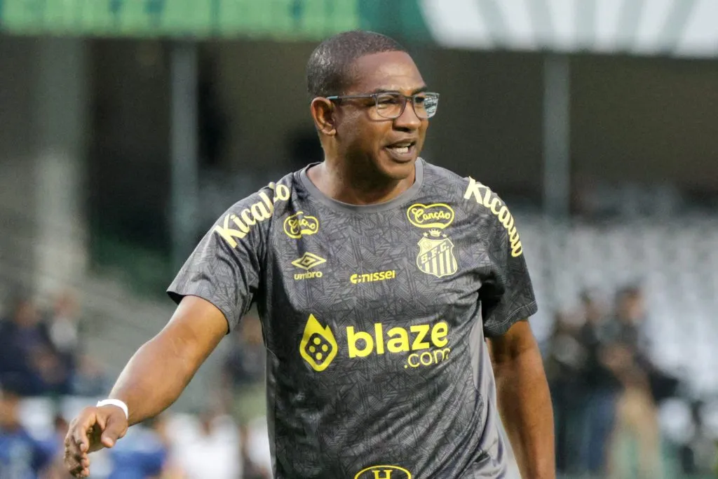 César Sampaio segue como interino do Peixe. Foto: Robson Mafra/AGIF