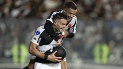 Vegetti jogador do Vasco comemora seu gol com Coutinho - Foto: Jorge Rodrigues/AGIF