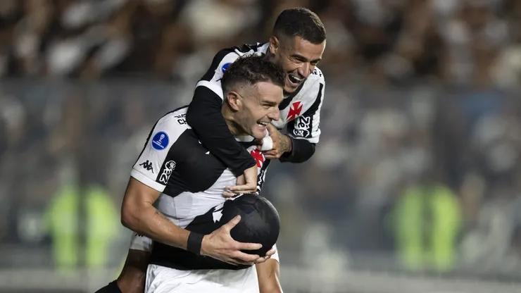 Vegetti jogador do Vasco comemora seu gol com Coutinho - Foto: Jorge Rodrigues/AGIF