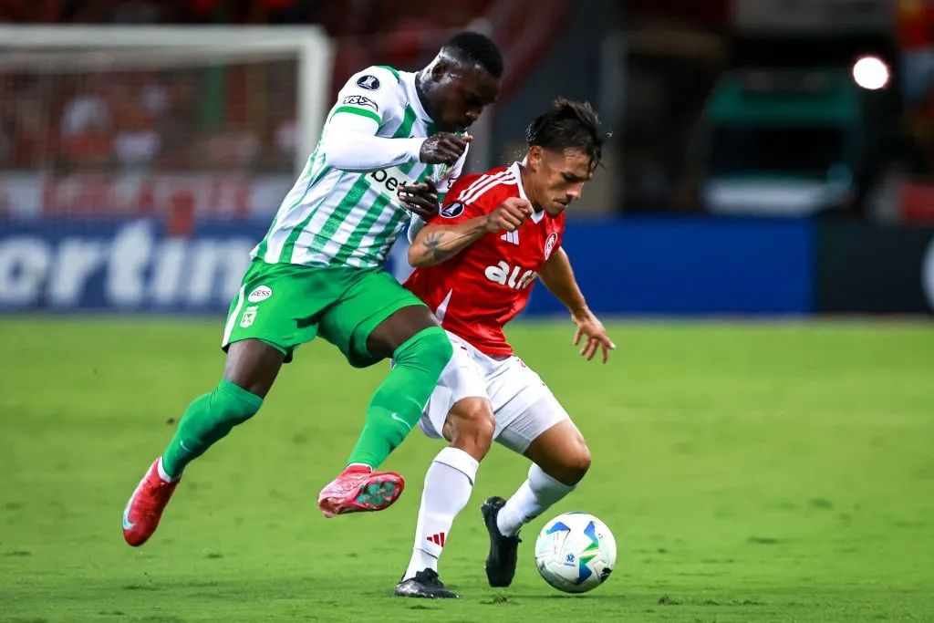 RS – PORTO ALEGRE – 10/04/2025 – COPA LIBERTADORES 2025, INTERNACIONAL X ATLETICO NACIONAL – Alexandro Bernabei jogador do Internacional disputa lance com Kevin Viveros jogador do Atletico Nacional durante partida no estadio Beira-Rio pelo campeonato Copa Libertadores 2025. Foto: Maxi Franzoi/AGIF
