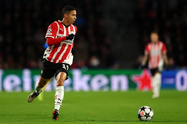 Jogador decidiu permanecer na Holanda. Photo by Dean Mouhtaropoulos/Getty Images