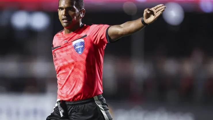 Árbitro Alexis Herrera.  (Photo by Alexandre Schneider/Getty Images)