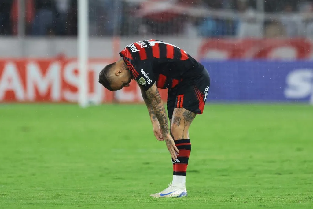 Jogadores do Flamengo ficam exaustos após jogo na altitude. Foto: Franklin Jacome/Getty Images.