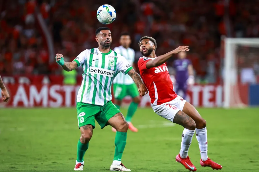 RS – PORTO ALEGRE – 10/04/2025 – COPA LIBERTADORES 2025, INTERNACIONAL X ATLETICO NACIONAL – Wesley jogador do Internacional disputa lance com Edwin Cardona jogador do Atletico Nacional durante partida no estadio Beira-Rio pelo campeonato Copa Libertadores 2025. Foto: Maxi Franzoi/AGIF