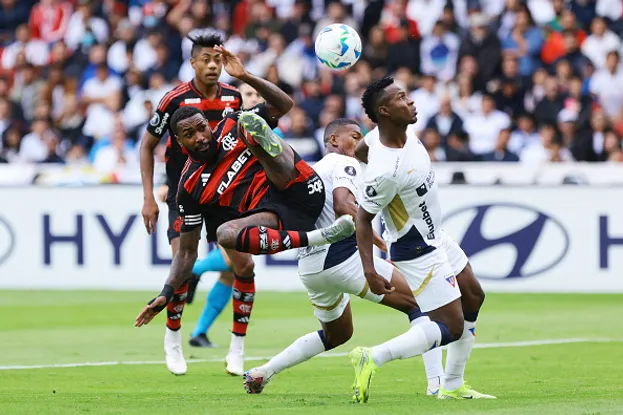 Gerson do Flamengo durante a partida na Libertadores 2025 contra a LDU, no estádio Rodrigo Paz Delgado em Quito, Equador. Foto: Franklin Jacome/Getty Images