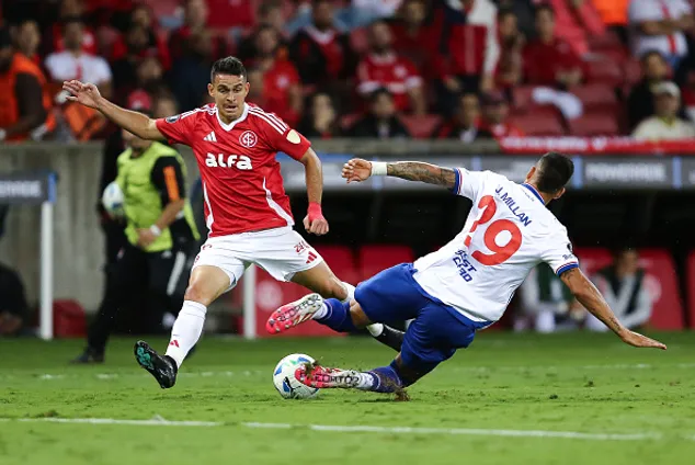Borre da Internacional  disputa lance com adversário do Nacional durante a partida da Copa Libertadores no Estádio Beira-Rio: Foto: Pedro H. Tesch/Getty Images