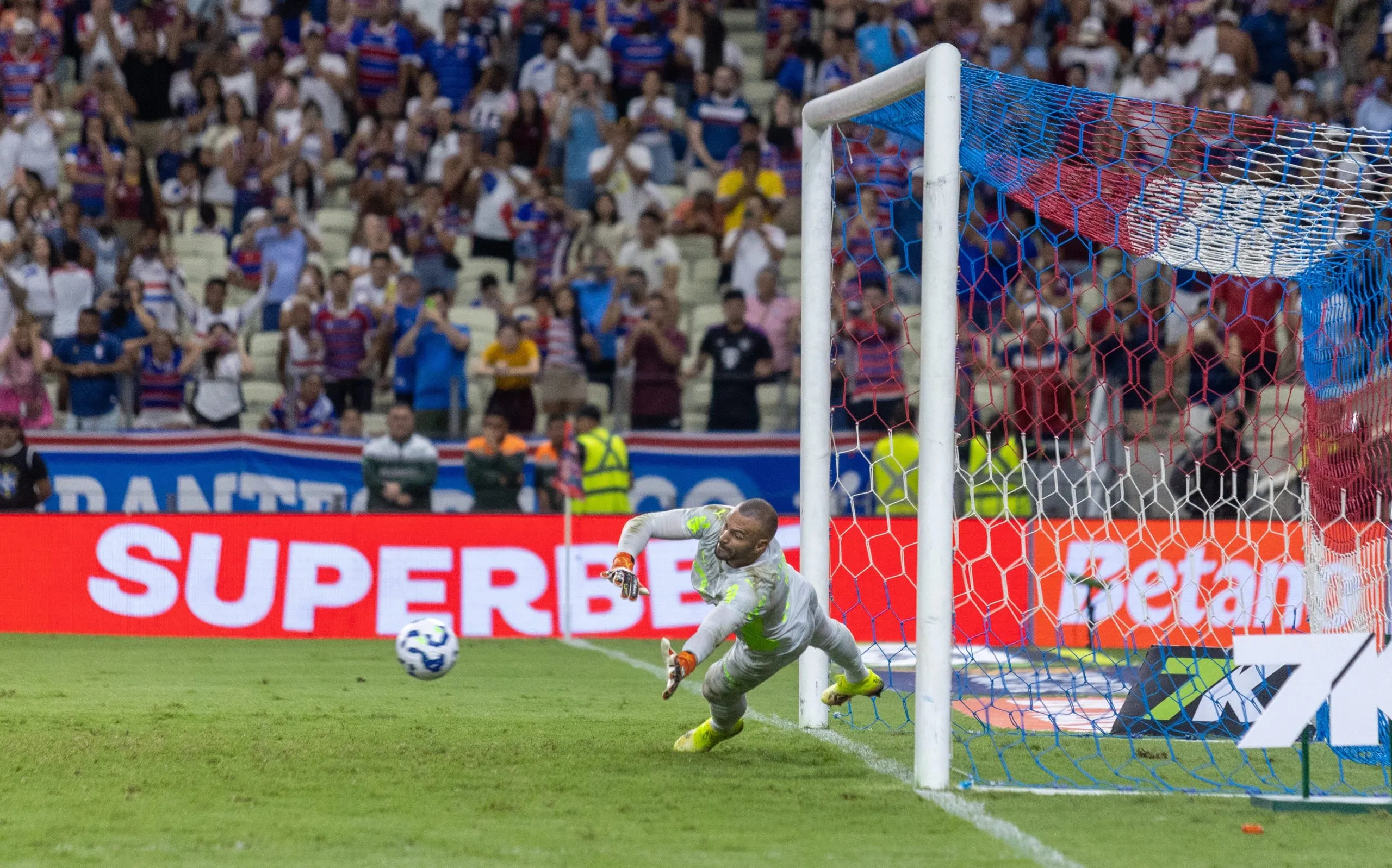 Weverton, goleiro do Palmeiras fez uma defesa espetacular na Arena Castelao pelo campeonato Brasileiro A 2025. Foto: Lucas Emanuel/AGIF