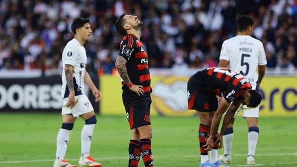 Arrascaeta lamentando. Foto: Franklin Jacome/Getty Images