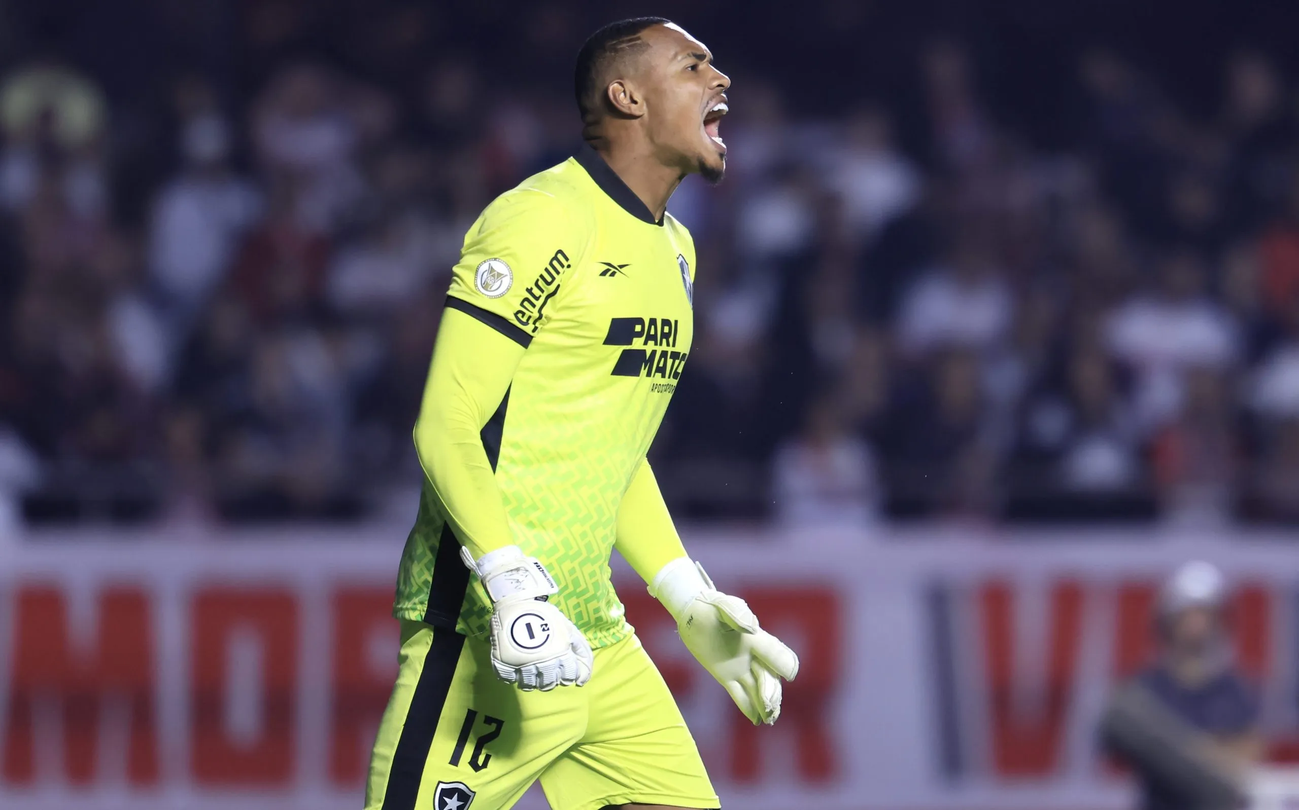 John Victor, goleiro do Botafogo durante partida contra o Sao Paulo no estadio Morumbi pelo campeonato Brasileiro A 2024. Foto: Marcello Zambrana/AGIF