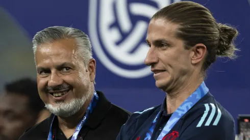 RJ - RIO DE JANEIRO - 22/02/2025 - CARIOCA 2025, FLAMENGO X MARICA - Danilo jogador do Flamengo comemora titulo com Jose Boto diretor de futebol e Filipe Luis tecnico da sua equipe apos partida contra o Marica no estadio Maracana pelo campeonato Carioca 2025.
