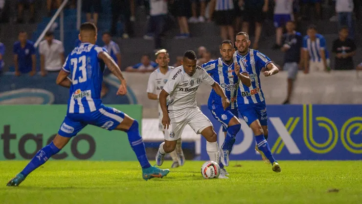Grêmio e CSA se enfrentaram na Série B Campeonato Brasileiro de 2022. Foto: Francisco Cedrim/AGIF.