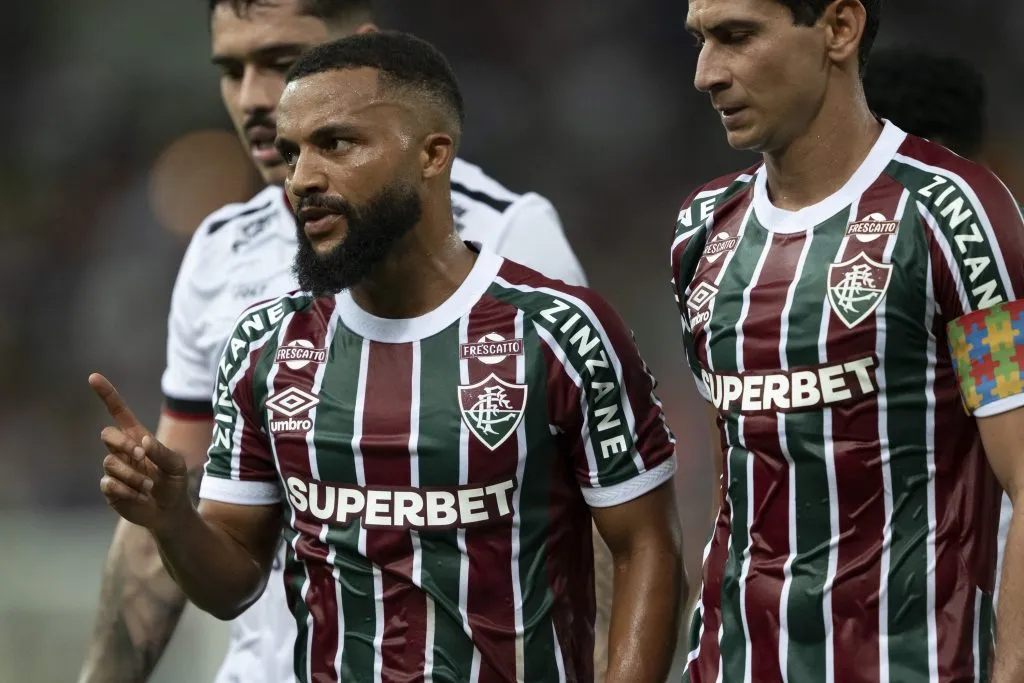 RJ – RIO DE JANEIRO – 20/04/2025 – BRASILEIRO A 2025, FLUMINENSE X VITORIA – Samuel Xavier jogador do Fluminense durante partida contra o Vitoria no estadio Maracana pelo campeonato Brasileiro A 2025. Foto: Jorge Rodrigues/AGIF