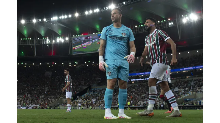 Fábio goleiro do Fluminense e Freytes jogador da sua equipe durante partida contra o Vitoria no estádio Maracanã pelo campeonato Brasileiro A 2025. Foto: Jorge Rodrigues/AGIF