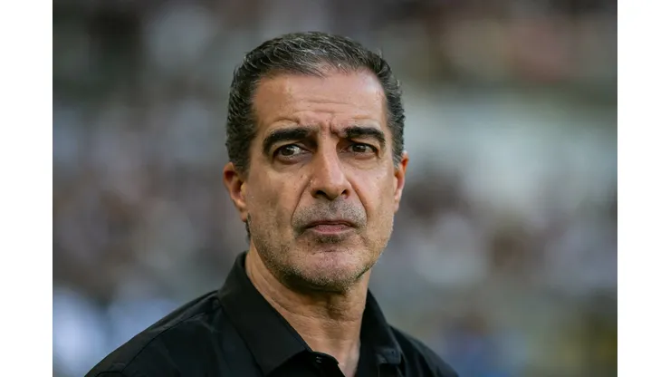 Renato Paiva técnico do Botafogo durante partida contra o Atlético-MG no estádio Mineirão pelo campeonato Brasileiro A 2025. Foto: Fernando Moreno/AGIF
