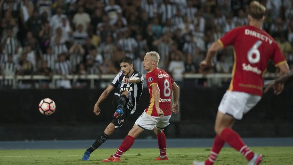 Rodrigo Pimpão finaliza em duelo diante do Estudiantes-ARG, no Rio de Janeiro. Foto: Armando Paiva/AGIF.