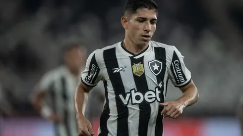 Savarino jogador do Botafogo comemora seu gol durante partida contra o São Paulo no estádio Engenhão pelo campeonato Brasileiro A 2025. Foto: Thiago Ribeiro/AGIF