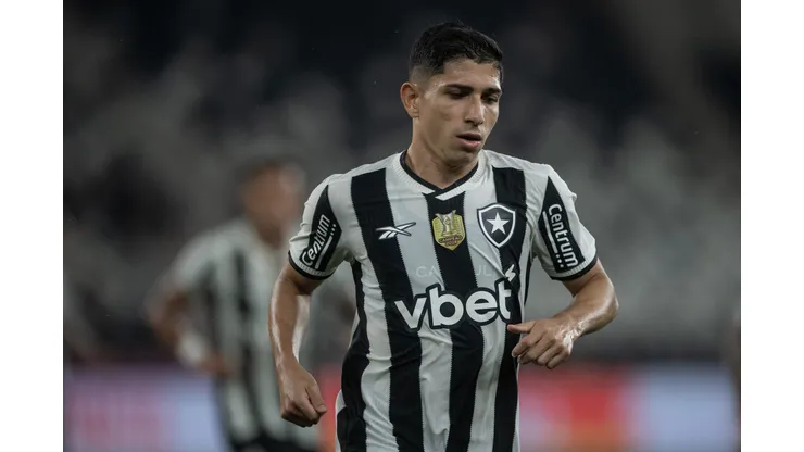 Savarino jogador do Botafogo comemora seu gol durante partida contra o São Paulo no estádio Engenhão pelo campeonato Brasileiro A 2025. Foto: Thiago Ribeiro/AGIF