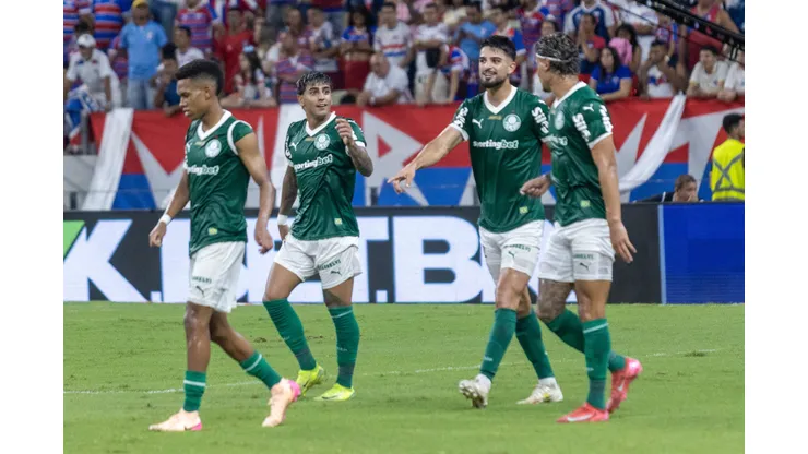 Facundo Torres jogador do Palmeiras comemora seu gol durante partida contra o Fortaleza no estádio Arena Castelão pelo campeonato Brasileiro A 2025. Foto: Lucas Emanuel/AGIF