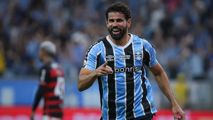 Diego Costa jogador do Gremio comemora seu gol durante partida contra o Flamengo no estadio Arena do Gremio pelo campeonato Brasileiro A 2024. Foto: Maxi Franzoi/AGIF