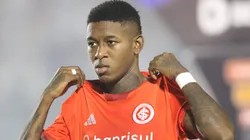 Vitão em ação pelo Internacional.