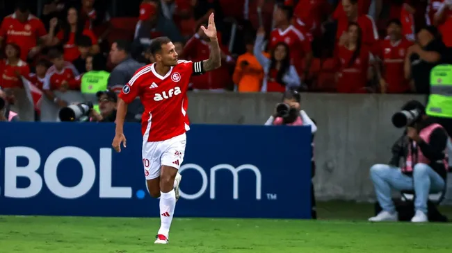 Confirmado entre os titulares, Alan Patrick é o principal destaque do Internacional – Foto: Maxi Franzoi/AGIF