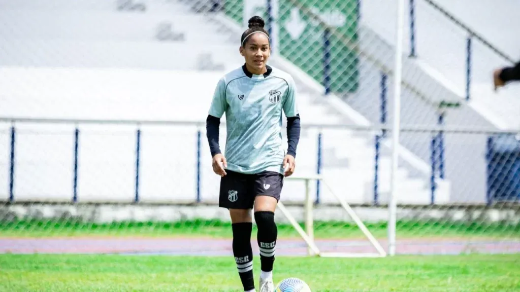 Jogadora do time feminino do Ceará em treinamento