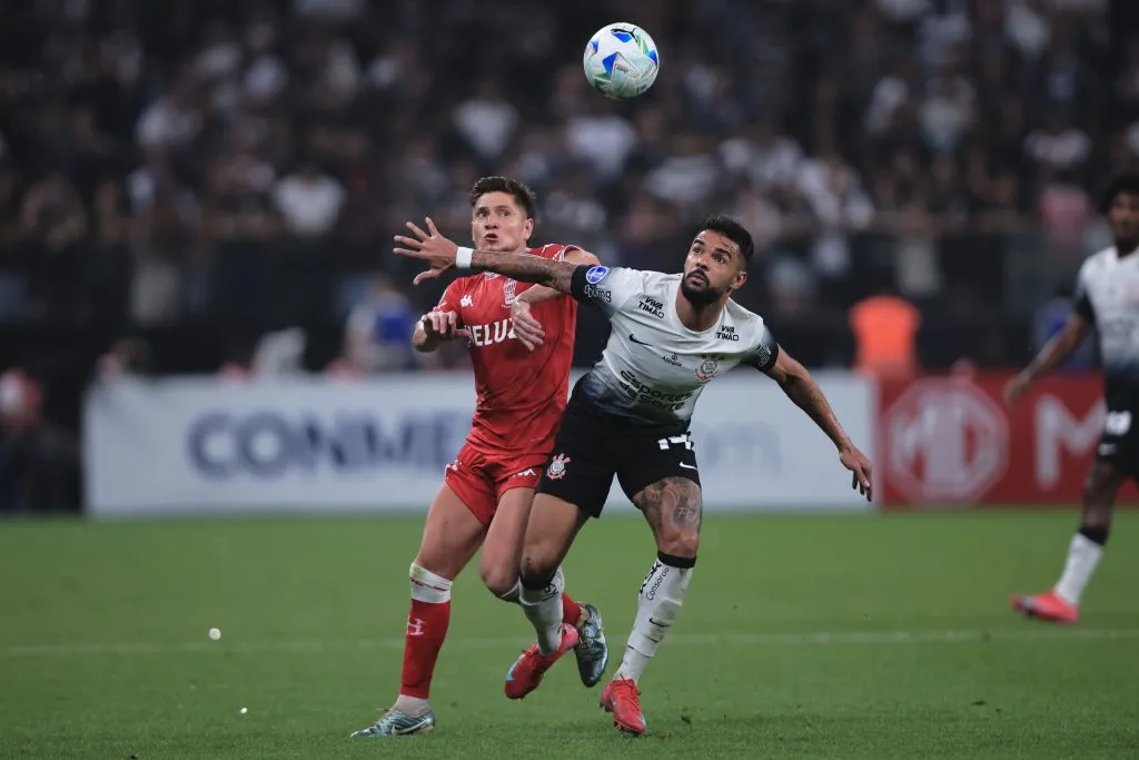 Raniele jogador do Corinthians disputa lance com Gil jogador do Huracan – Foto: Ettore Chiereguini/AGIF