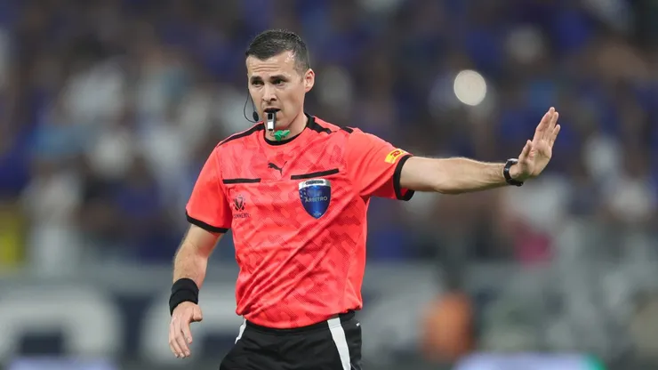 Árbitro: Andrés Matonte. (Photo by Gilson Lobo/Getty Images)