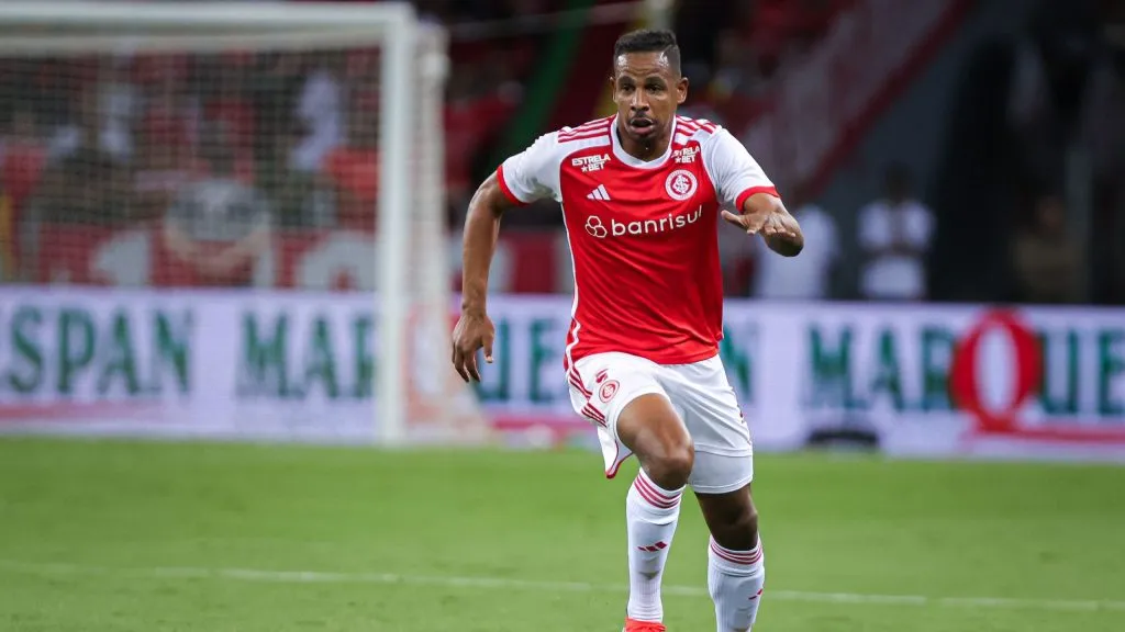 Fernando jogador do Internacional durante partida contra o AvenidaFoto: Maxi Franzoi/AGIF,
