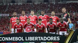 Jogadores do Internacional posam para foto antes na partida contra Atlético Nacional - Foto: Vinicius Molz Schubert/AGIF