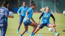 As Gurias Gremistas treinam forte com foco no clássico GreNal que já foi palco para grandes goleadoras tricolores