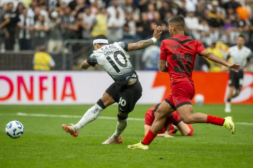 Memphis Depay jogador do Corinthians comemora seu gol durante partida contra o Sport – Foto: Anderson Romao/AGIF