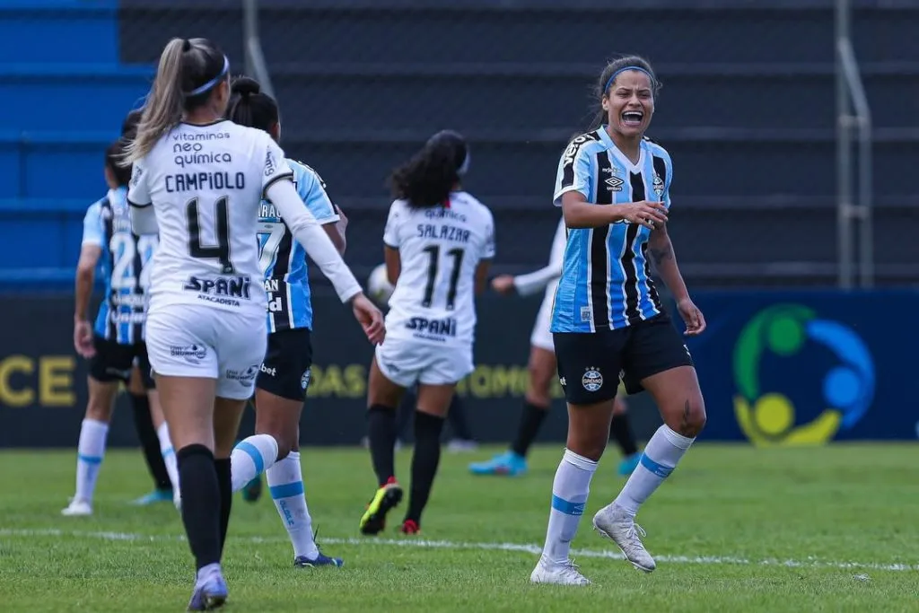Lais, levantou a taça do Gauchão 2022 durante sua passagem pelo Imortal e atualmente defende o Palmeiras. Foto: Divulgação/Grêmio/Lais Estevam