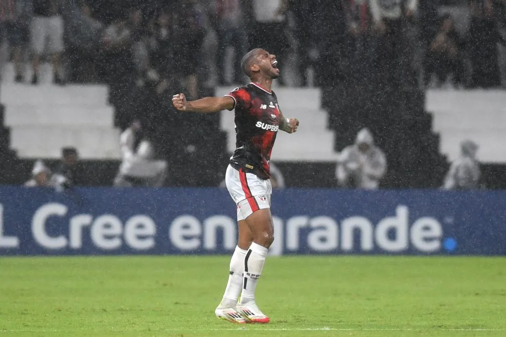 André Silva comemora 2º gol do São Paulo em vitória diante do Libertad, em Assunção – Foto: Christian Alvarenga/Getty Images