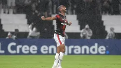 ASUNCION, PARAGUAY - APRIL 23: Andre Silva of Sao Paulo celebrates after scoring the team's second goal during the Copa CONMEBOL Libertadores 2025 Group D match between Libertad and Sao Paulo at Tigo La Huerta Stadium on April 23, 2025 in Asuncion, Paraguay. (Photo by Christian Alvarenga/Getty Images)