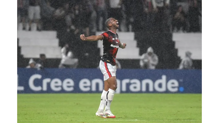 ASUNCION, PARAGUAY - APRIL 23: Andre Silva of Sao Paulo celebrates after scoring the team's second goal during the Copa CONMEBOL Libertadores 2025 Group D match between Libertad and Sao Paulo at Tigo La Huerta Stadium on April 23, 2025 in Asuncion, Paraguay. (Photo by Christian Alvarenga/Getty Images)